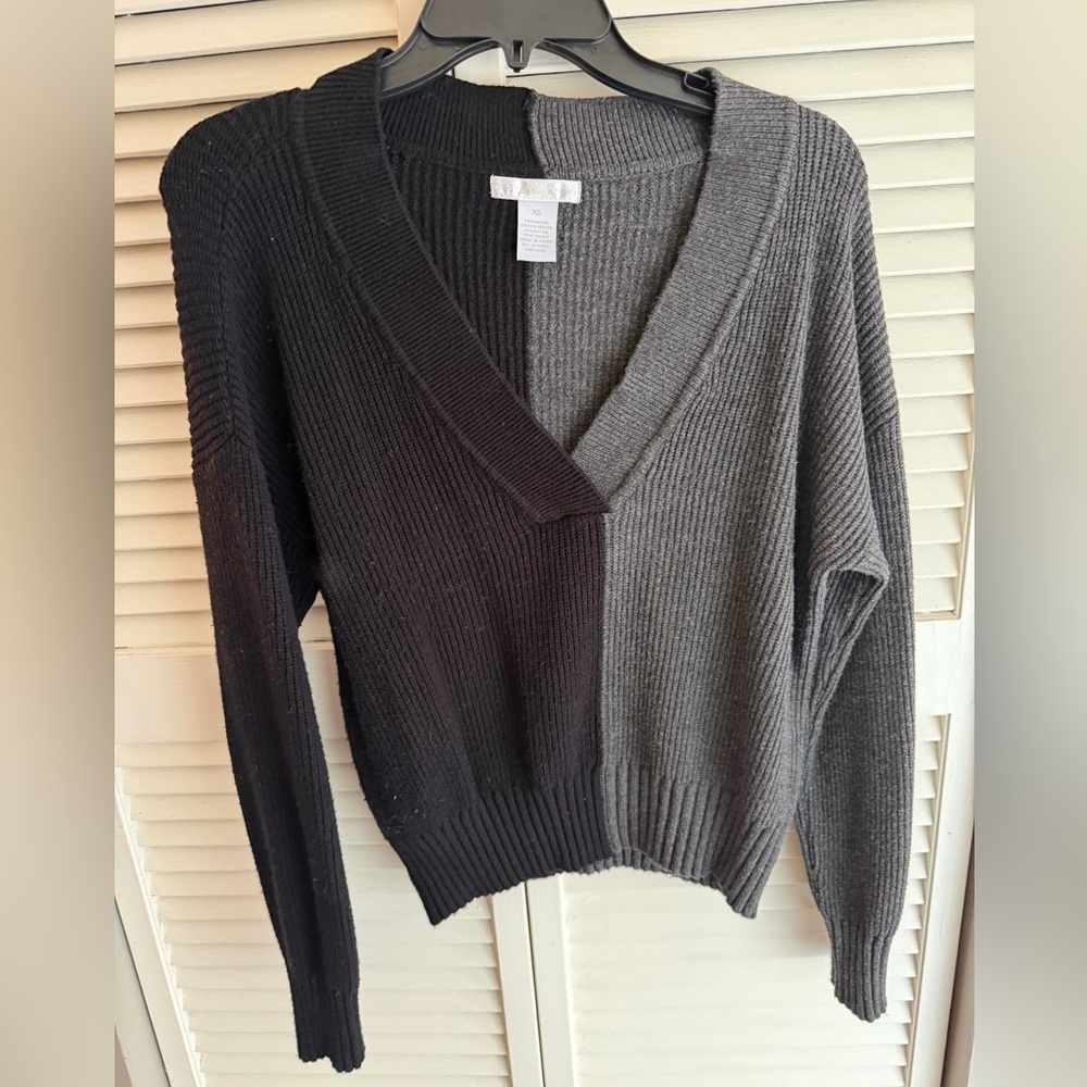 DESIGN HISTORY COLOR BLOCK GRAY/BLACK KNIT  V- NECK SWEATER SIZE XS